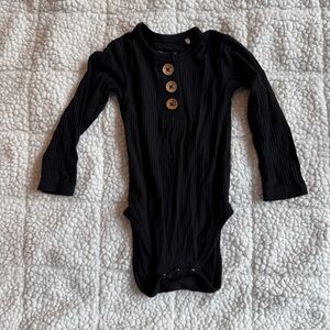 EUC Posh Peanut long sleeve bodysuit